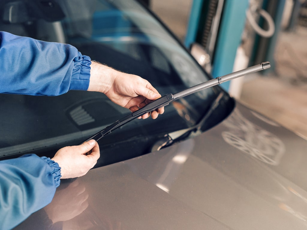 Remplacement des essuis-glace sur votre voiture